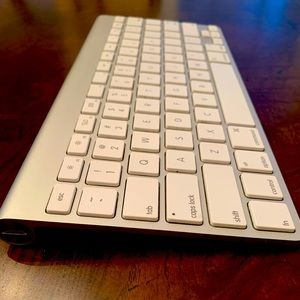 Apple Wireless Bluetooth Keyboard Model # (A1314)